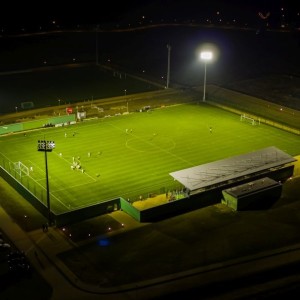 oświetlone boisko boisko do piłki nożnej