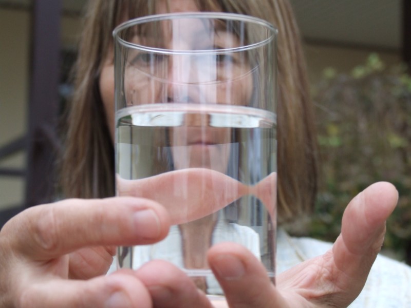 Kobieta trzyma szklanke z czystą wodą