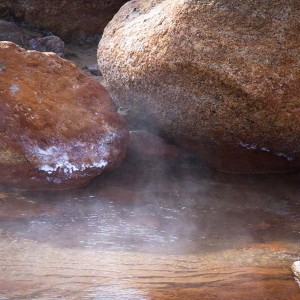 kamienie w parującej wodzie