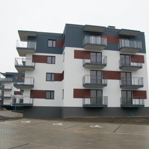 Blok mieszkalny w kolorach białym, brązowym i szarym